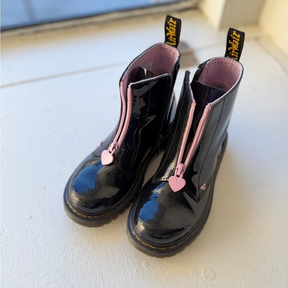 DR MARTENS - JUNIOR HEART NAPPA PATENT LEATHER PULL-ON BOOTS - Size 1